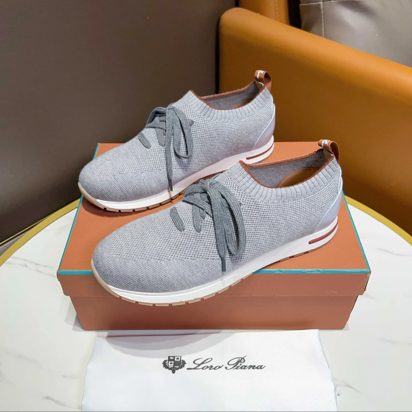 Factory price: 400💰 (loro men's shoes💰iana) New moccasin shoes official website original 1:1 mold opening, original quality💯fine workmanship, high-end luxury☘The upper is made of original waterproof treated breathable fly-woven suede🌴luxury🐂leather lining🍓rubber wear-resistant and non-slip outsole, size 38-44 (size 45 can be customized)
